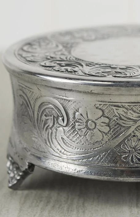 Round Embossed 6" Dessert Plateau 1 Round Embossed 6" Dessert Plateau